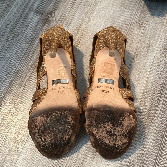 Badgley Mischka Gold Heels Size 6.5 - Picture 3 of 3